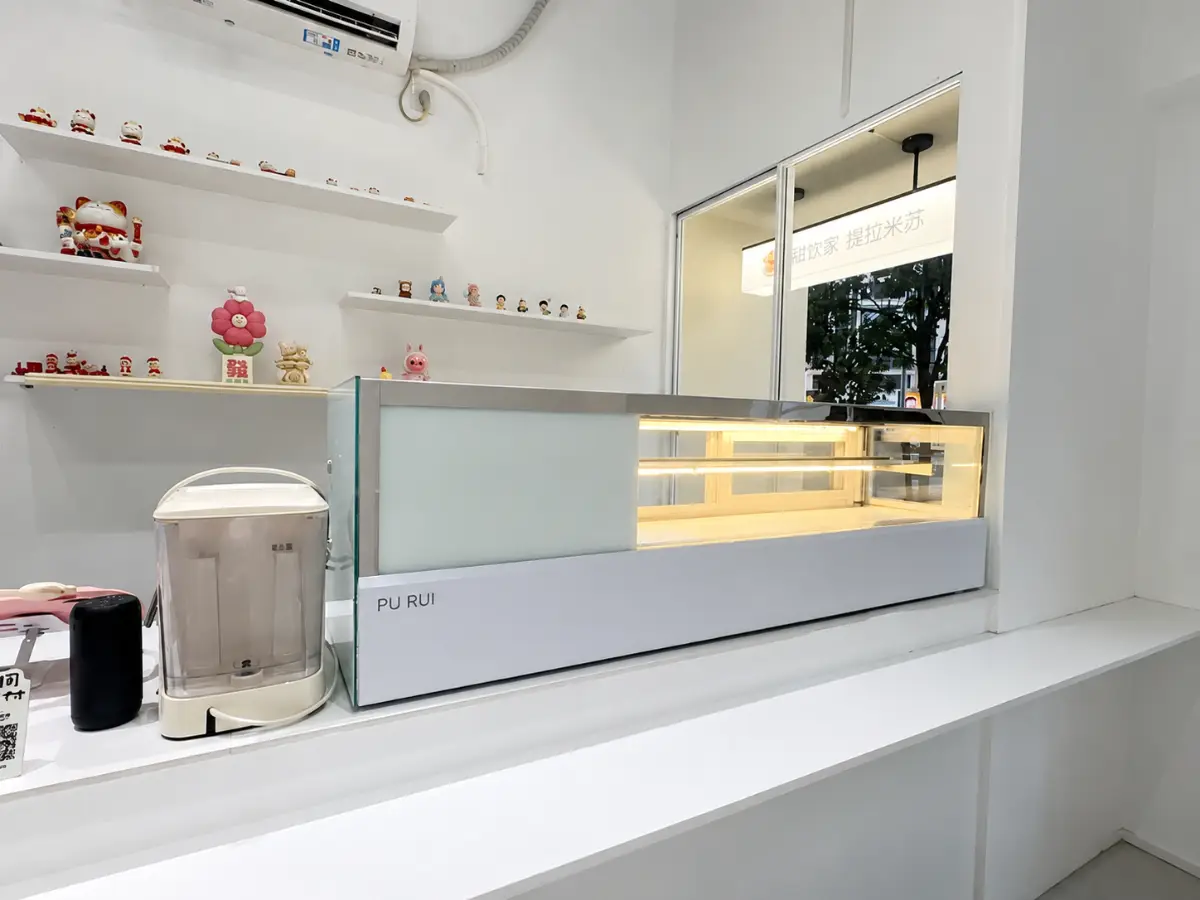 commercial cake display chiller for café, bakery & dessert shop