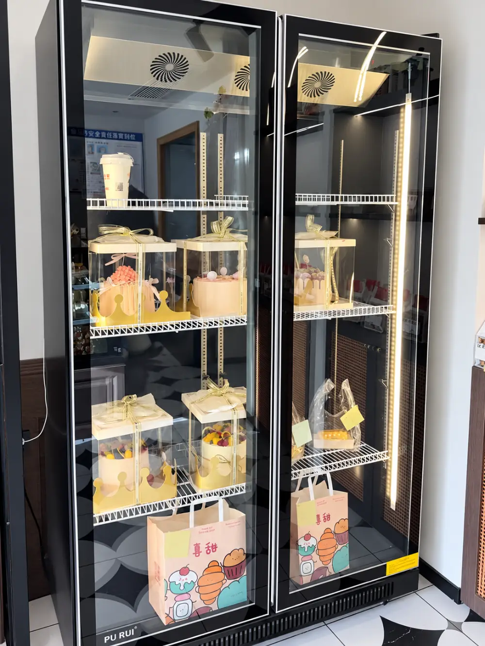 commercial upright cake display refrigerator with panoramic glass doors